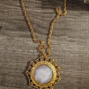 Elegant Gold Pendant Necklace